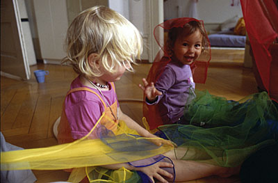 Kinder mit Tuechern 400px
